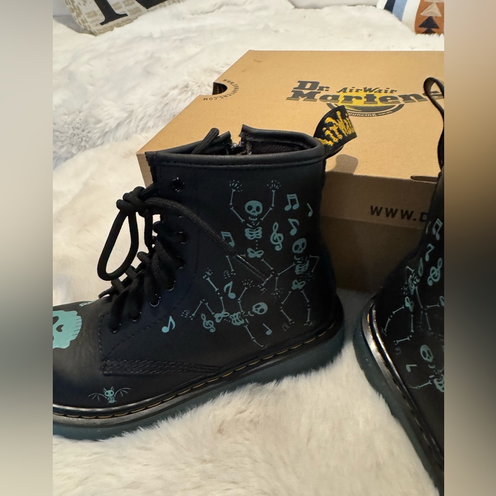 EUC!! KIDS Dr. Marten’s Airwair Skelly Print - Picture 7 of 8